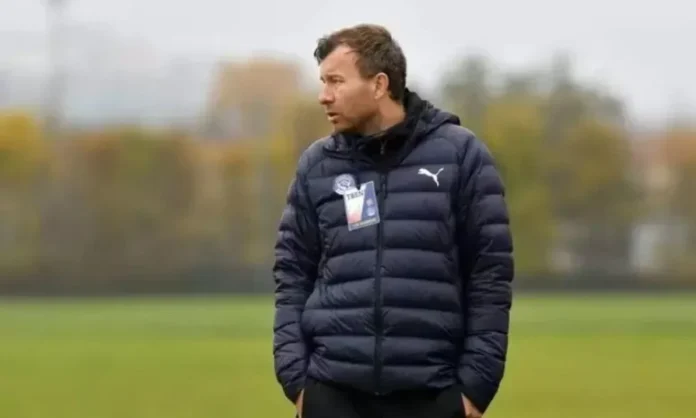 Escândalo no Esporte: Técnico Esconde Câmera e Filma Jogadoras no Chuveiro por Quatro Anos; Atletas Chocadas Cobram Justiça Mais Dura