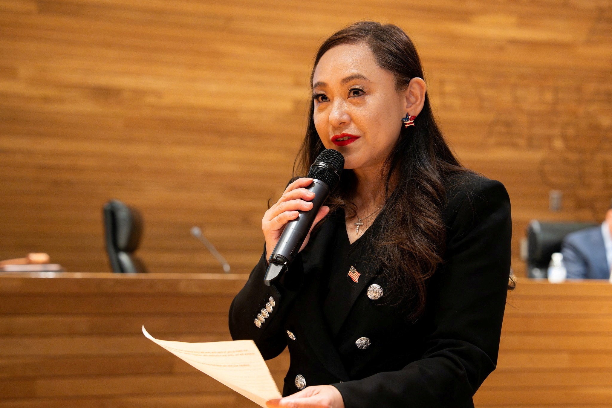 Prefeita dos EUA renuncia após admitir ser agente da China e operar site de propaganda de Pequim