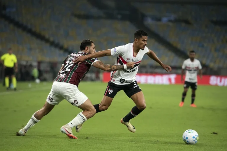 São Paulo perde para Fluminense, estaciona no G-4 do Brasileirão e aumenta pressão por chegada de Dorival Júnior