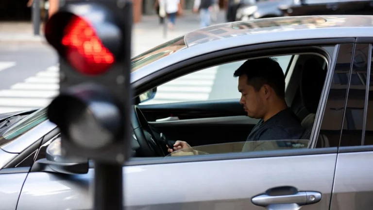 Posso usar o celular parado no semáforo? Veja o que diz a lei