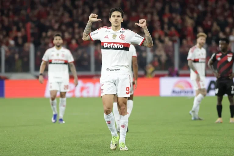 Flamengo empata com Athletico-PR e Palmeiras mantém vantagem de 4 pontos no Brasileirão; confronto direto se aproxima