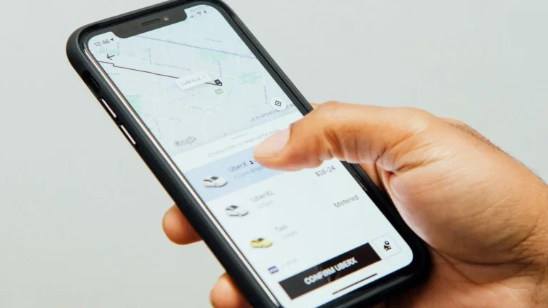 Uber e a Nova Era da Mobilidade: Como a Integração com IA Redefine a Disputa por Usuários e a Distribuição de Serviços Digitais