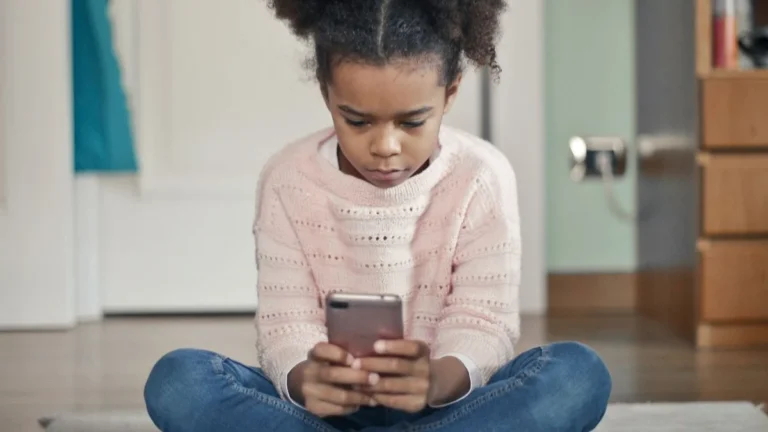 Celular na infância: Especialistas alertam sobre os riscos do uso excessivo para o desenvolvimento de crianças e adolescentes