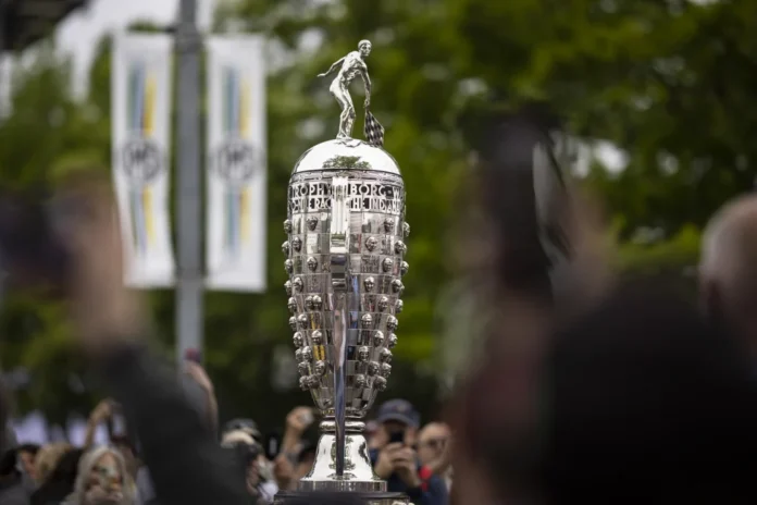 Troféu Borg-Warner: Conheça o Prêmio Único da Indy 500 que Esculpe o Rosto de Cada Campeão e Sua História Fascinante