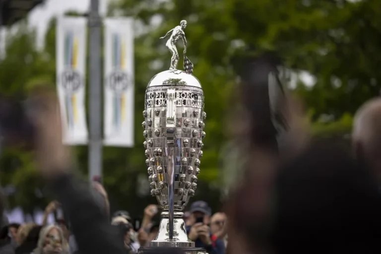 Troféu Borg-Warner: Conheça o Prêmio Único da Indy 500 que Esculpe o Rosto de Cada Campeão e Sua História Fascinante