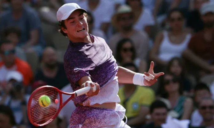 João Fonseca Estreia com Vitória Impecável em Roland Garros, Supera Francês Pavlovic e Avista Duelo com Djokovic