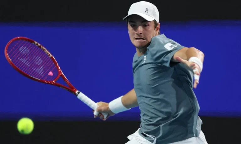 João Fonseca Inicia Jornada em Roland Garros Contra Francês Luka Pavlovic e Projeta Possível Duelo com Novak Djokovic na Terceira Rodada