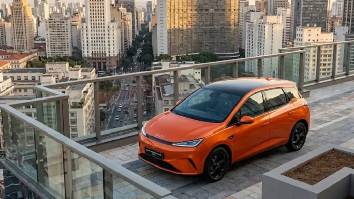 BYD Dolphin Híbrido Plug-in Confirmado para o Brasil em 2027: Autonomia Monstruosa de 1.000 km e Preço Estratégico para o Mercado Nacional