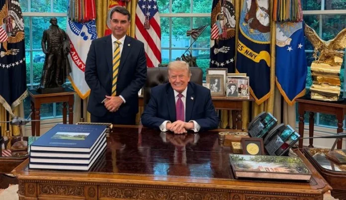 Flávio Bolsonaro encontra Trump e diz que Brasil tem prestígio 'apesar do governo Lula'
