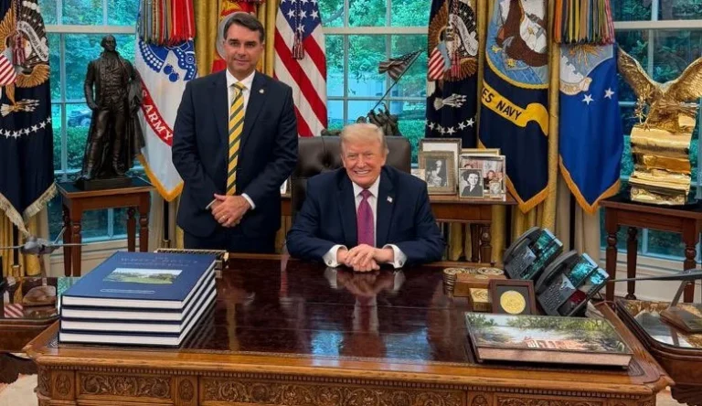 Flávio Bolsonaro encontra Trump e diz que Brasil tem prestígio ‘apesar do governo Lula’