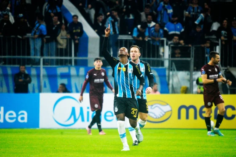 Grêmio Empata em 2 a 2 com Montevideo City Torque, Garante Vaga nos Playoffs da Sul-Americana Após Jogo de Reviravoltas e Expulsão na Arena