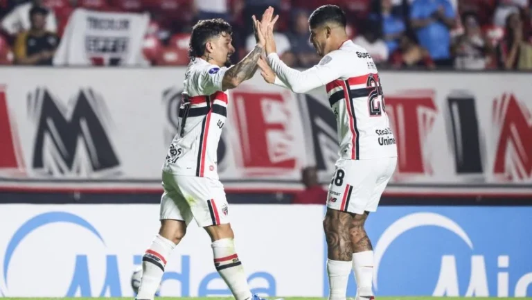 São Paulo Vence Boston River por 2 a 0, Garante Liderança do Grupo e Avança às Oitavas da Sul-Americana: Dorival Júnior Conquista Primeira Vitória no Retorno ao Comando