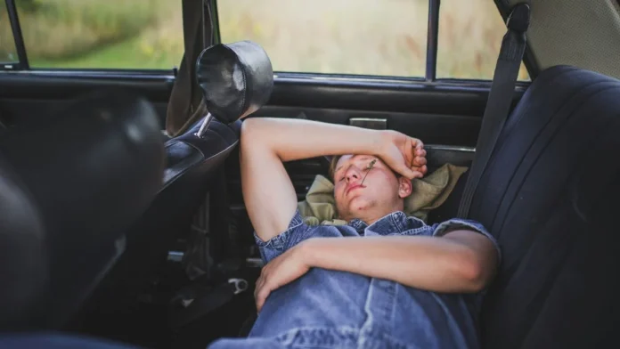 É permitido dormir no carro estacionado? Descubra a lei, multas e perigos para não ser pego de surpresa