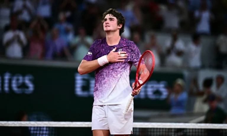João Fonseca Vence Novak Djokovic em Virada Épica e Faz História em Roland Garros: Brasileiro Avança às Oitavas de Final