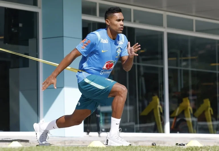 Ancelotti esboça Seleção para Copa do Mundo com Léo Pereira e Alex Sandro em treino; Neymar segue em recuperação
