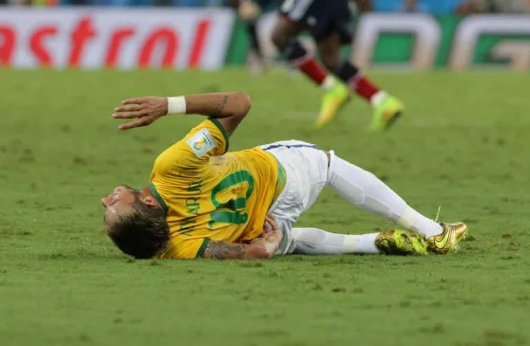 Fratura na Vértebra de Neymar em 2014: Como a Joelhada de Zúñiga Abalou o Brasil e o Craque se Recuperou em 45 Dias