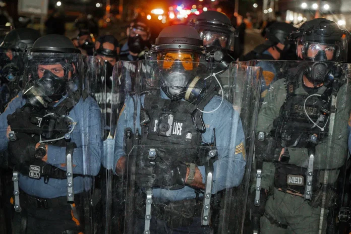 Toque de Recolher em Newark: Tumultos perto de centro de detenção de imigrantes levam a restrições noturnas