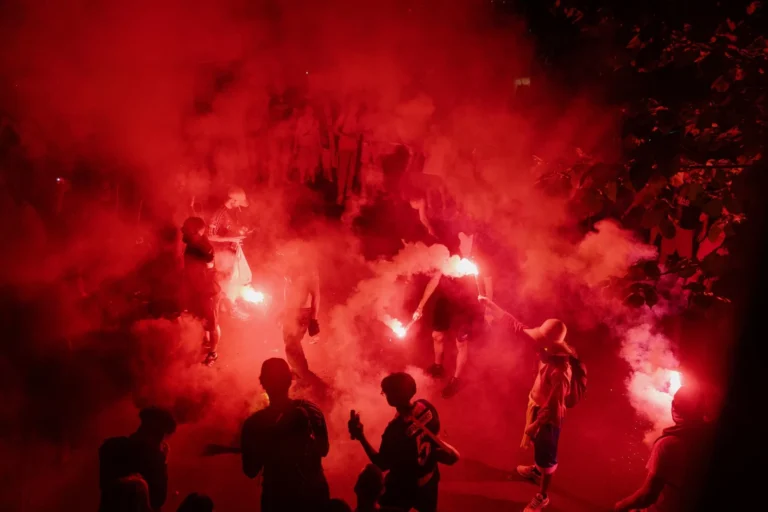 Tumultos e Violência Marcam Comemorações do Título do PSG na França: 57 Policiais Feridos e 780 Prisões