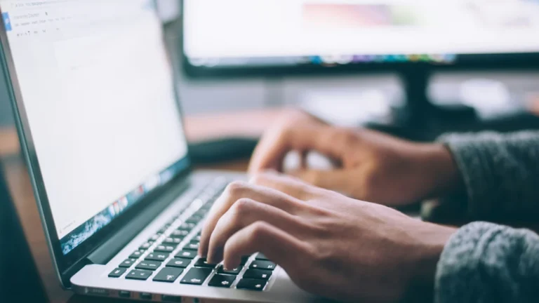 Prepare-se: PCs e Celulares Podem Exigir Verificação de Idade na Inicialização por Lei da Califórnia com Impacto Global