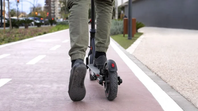 Patinetes Elétricos no Brasil: Por Que Abramet, Contran e CNT Apontam Obstáculos na Infraestrutura, Segurança e Legislação para a Mobilidade Urbana?