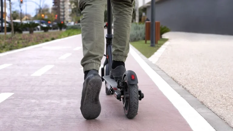 Patinetes Elétricos no Brasil: Por Que Abramet, Contran e CNT Apontam Obstáculos na Infraestrutura, Segurança e Legislação para a Mobilidade Urbana?