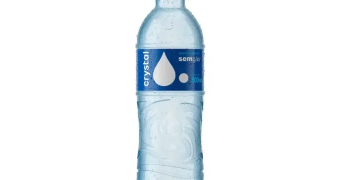 Água Mineral Crystal é recolhida após contaminação por bactéria perigosa; entenda os riscos e o que fazer