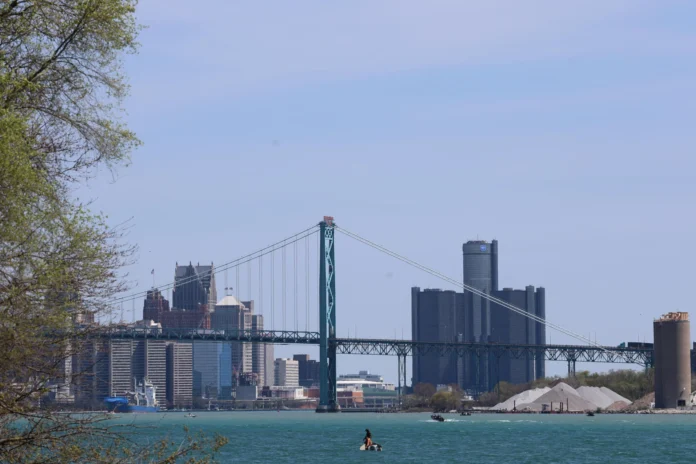 Padre Herói em Detroit: Cônego Jean-Baptiste Commins Detém Suspeito de Fuga e Auxilia Vítima de Acidente