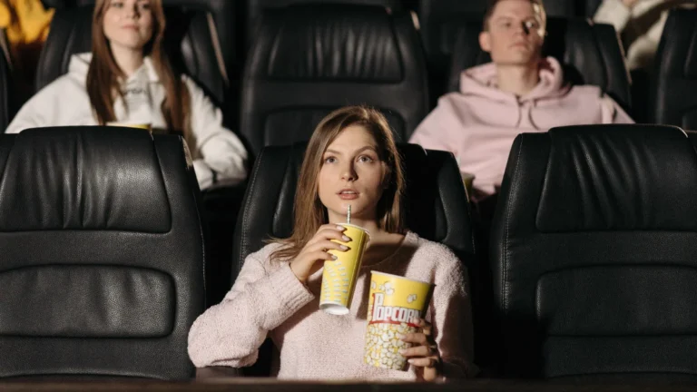 Geração Z Troca Streamings por Cinema: Estudo Revela Por Que Jovens Preferem a Tela Grande e Lideram Cancelamentos