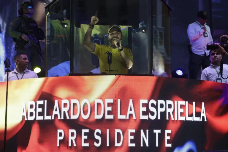Candidato Presidencial Colombiano Desafia Ordem Judicial e Usa Bandeira Nacional em Comício