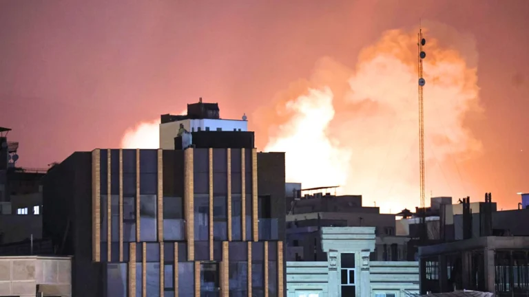 Tensões no Oriente Médio: EUA bombardeiam Irã em retaliação e Teerã ataca bases americanas no Bahrein e Jordânia