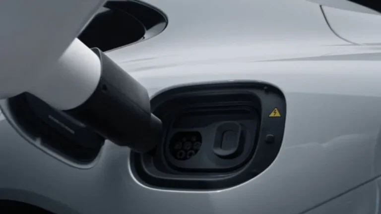 Cansado de plugar o carro elétrico? Xiaomi revela braço robótico que automatiza a recarga em casa e promete fim da complicação diária