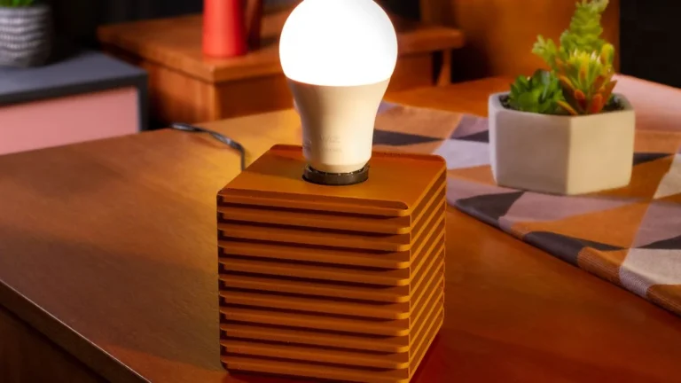 Lâmpada inteligente ‘desligada’ ainda consome energia? Descobrimos o impacto real do ‘consumo fantasma’ na sua conta de luz