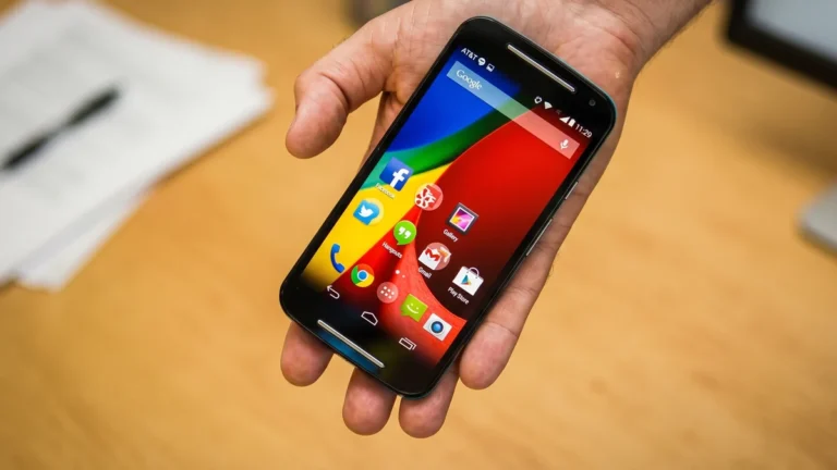 Por que as fabricantes pararam de lançar celulares com tela pequena? Entenda como o consumo de vídeo e a evolução da bateria transformaram os smartphones compactos
