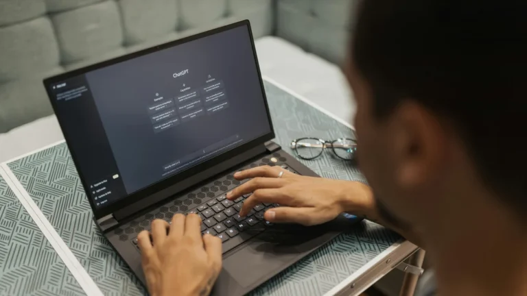 Anotações Bagunçadas? Use IAs como ChatGPT e Gemini: 10 Prompts Essenciais para Transformar Suas Ideias em Textos Claros e Otimizar Sua Produtividade