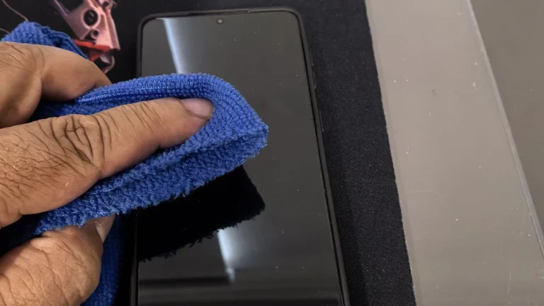 Como Limpar a Tela do Celular Sem Deixar Manchas? 6 Dicas de Ouro Para Manter Seu Smartphone Impecável e Higienizado