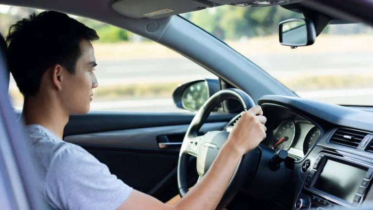 Dirigir com Apenas Uma Mão no Volante: O Que Diz a Lei e Quais as Penalidades no Brasil?