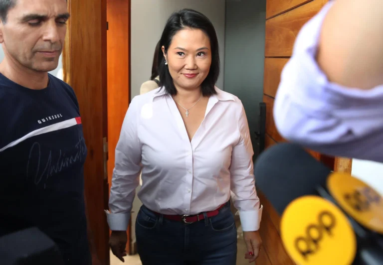 Keiko Fujimori anuncia viagem ao exterior em meio à contagem apertada e rejeita recontagem de votos no Peru