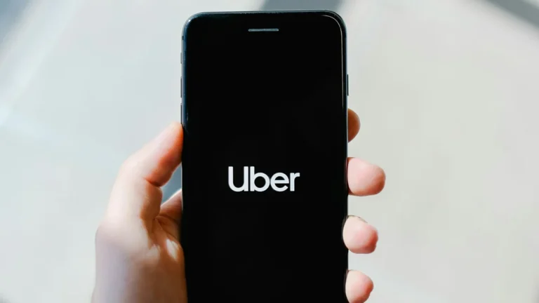UberX Vira Comfort ou Black de Graça: Campanha Exclusiva da Warner Bros. e Supergirl Oferece Upgrades em Corridas até 28 de Junho