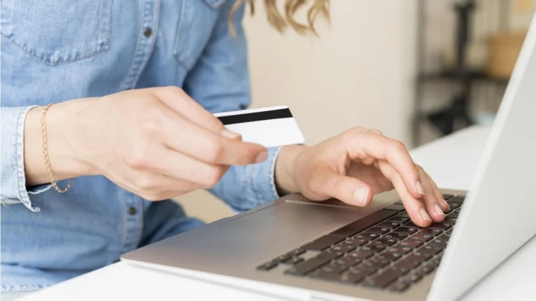 Adeus, isenção: ‘Taxa das Blusinhas’ volta em 2027 com novo imposto para compras internacionais de até US$ 50; veja o impacto no seu bolso