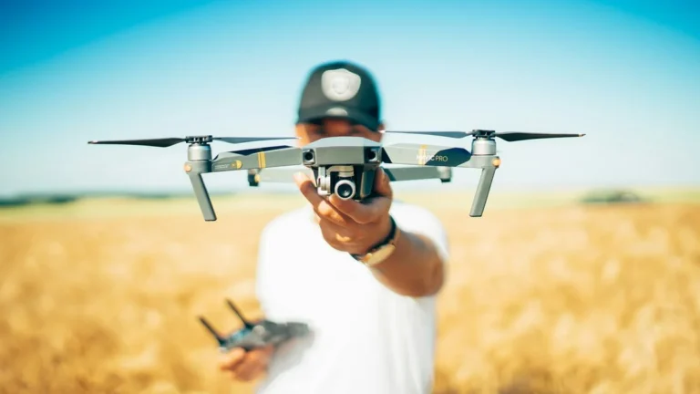 ANAC revoluciona regras para drones no Brasil: saiba como a nova lei de risco operacional e a prova online afetam pilotos