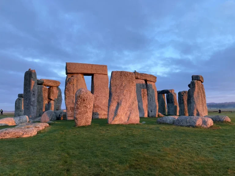 Arqueólogos Descobrem “Protótipo” de Stonehenge com 5.000 Anos: Estrutura de Madeira Pode Revelar Origens do Monumento Milenar
