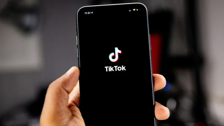 Alerta Digital: TikTok Prioriza Conteúdo Falso de IA, Distribuindo 3x Mais ‘AI Slop’ que YouTube Shorts, Aponta Pesquisa