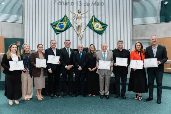 Visite Ceará é homenageado pela Alece por 30 anos de impulso ao turismo de negócios e eventos no estado