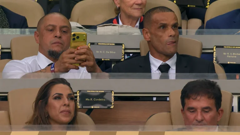 Roberto Carlos Surpreende Fãs com ‘iPhone de Ouro’ Personalizado no Jogo do Brasil: Descubra o Modelo Exclusivo e o Preço Chocante de R$ 30 Mil