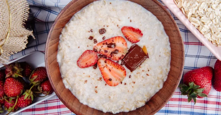 Mingau de Aveia Escocês com Morangos: Uma Receita Quente Perfeita para Noites Frias e para Torcer na Copa
