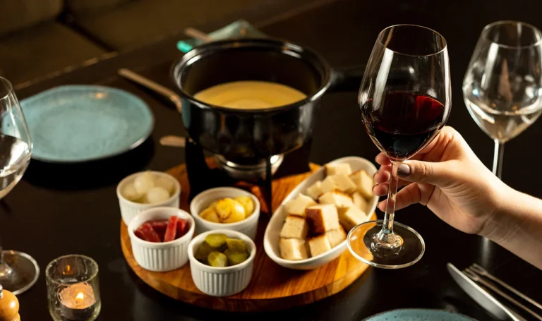 Férias de Julho no Jequitimar by Accor: Fondue, Vinhos e Diversão para Toda a Família no Litoral Paulista