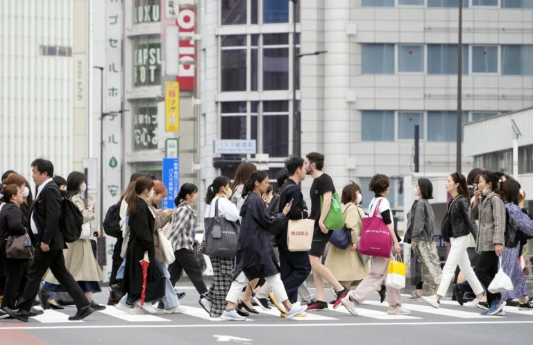 Crise Demográfica no Japão: População Encolhe em Ritmo Recorde e Desafia Governo Conservador