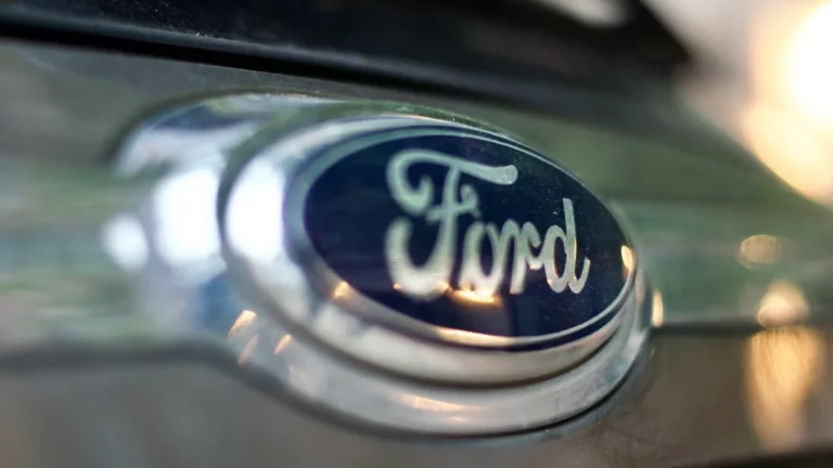 Ford Recontrata Centenas de Engenheiros Veteranos Após Falhas da IA em Inspeções de Qualidade Automotiva e Repensa Automação