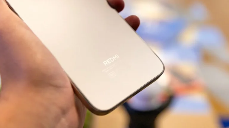Redmi 17 5G: Vazamentos Confirmam Bateria de 7.500 mAh, Carregamento de 45W e Resistência IP64; Veja Detalhes do Novo Intermediário da Xiaomi