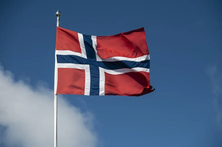 O Paradoxo Norueguês: Como o Petróleo Financia a Liderança em Energia Limpa e Carros Elétricos
